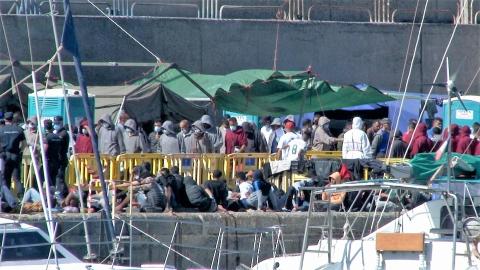 Campamento de inmigrantes en el Muelle de Arguineguín, en Mogán. Gran Canaria