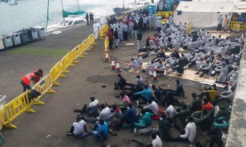Inmigrantes en el muelle de Arguineguín. Mogán. Gran Canaria Inmigrantes en el muelle de Arguineguín. Mogán. Gran Canaria