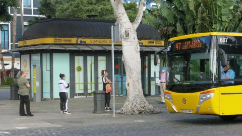 Bajan los viajeros de guaguas urbanas en Canarias 