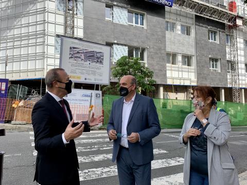Augusto Hidalgo, Anselmo Pestana y Mercedes Sanz visitan las viviendas en Las Palmas de Gran Canaria