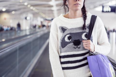 / Ryan McGuire (Pixabay) Joven en aeropuerto