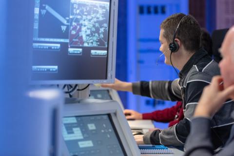 Controladores aéreos en un Centro de Control de ENAIRE