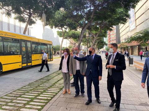 Alcalde y concejales de Las Palmas de Gran Canaria en el nuevo bulevar de Mesa y López / CanariasNoticias.es