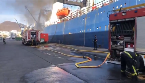 Incendio pesquero ruso en el puerto de Las Palmas/ canariasnoticias.es