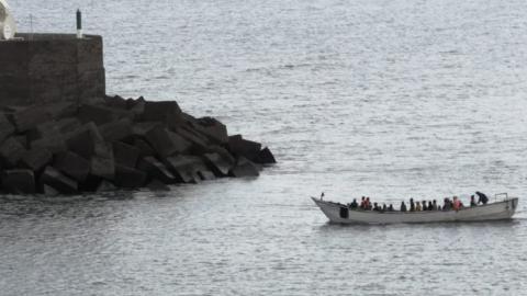 Llega al muelle de La Restinga una embarcación con 49 migrantes/ canariasnoticias.es 13122020 Llega al muelle de La Restinga una embarcación con 49 migrantes/ canariasnoticias.es 13122020