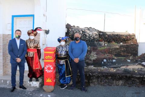 El alcalde, Óscar Noda, y Javier Camacho, edil de Festejos junto a los pajes reales en Yaiza/ canariasnoticias.es El alcalde, Óscar Noda, y Javier Camacho, edil de Festejos junto a los pajes reales en Yaiza/ canariasnoticias.es