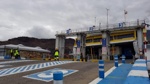 Desembarco de vehículos del "Bentago Express" / CanariasNoticias.es