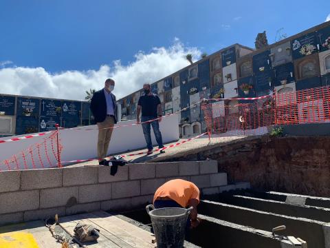 El alcalde Pedro Rodríguez visita el cementerio de La Atalaya (Guía) / CanariasNoticias.es