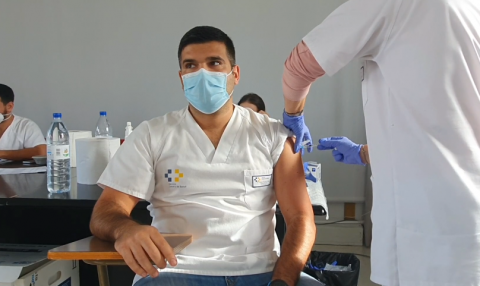 Vacunación de un profesional sanitario / CanariasNoticias.es Vacunación de un profesional sanitario / CanariasNoticias.es