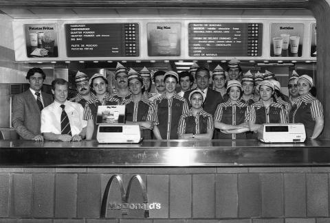 El equipo del primer restaurante McDonald’s inaugurado en España en 1981 El equipo del primer restaurante McDonald’s inaugurado en España en 1981