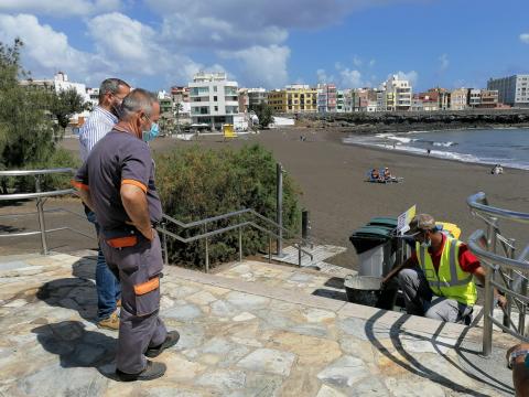 Trabajos de mantenimiento en la playa de La Garita en Telde (Gran Canaria) / CanariasNoticias.es