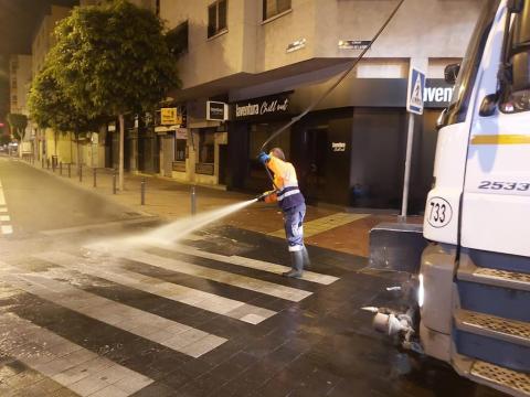 Las Palmas de Gran Canaria continúa con el dispositivo de limpieza contra la COVID-19 / CanariasNoticias.es Las Palmas de Gran Canaria continúa con el dispositivo de limpieza contra la COVID-19 / CanariasNoticias.es