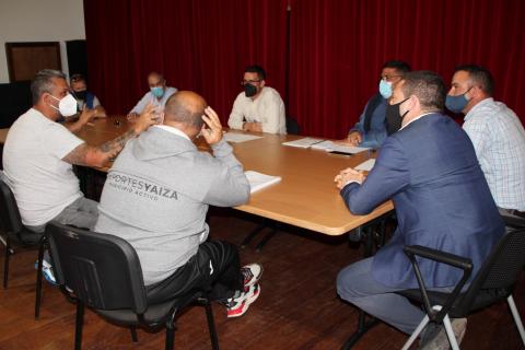 Reunión para la apertura del campo de fútbol de Yaiza (Lanzarote) / CanariasNoticias.es Reunión para la apertura del campo de fútbol de Yaiza (Lanzarote) / CanariasNoticias.es