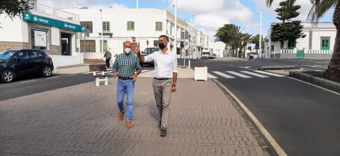 El alcalde Alexis Tejera y Raúl de León en la Avenida de Las Palmeras de San Bartolomé (Lanzarote) / CanariasNoticias.es