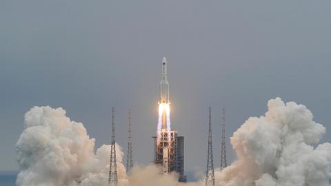 El cohete Larga Marcha-5B Y2 en el centro de lanzamiento de Wenchang, China, el 29 de abril de 2021