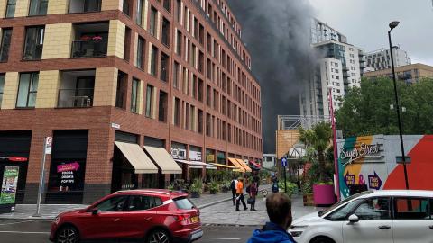 Un incendio se produce en un puente de ferrocarril cerca de la estación de metro Elephant & Castle, en Londres (Reino Unido) Un incendio se produce en un puente de ferrocarril cerca de la estación de metro Elephant & Castle, en Londres (Reino Unido)