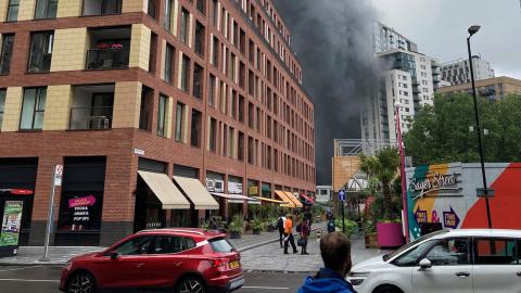 Un incendio se produce en un puente de ferrocarril cerca de la estación de metro Elephant & Castle, en Londres (Reino Unido)