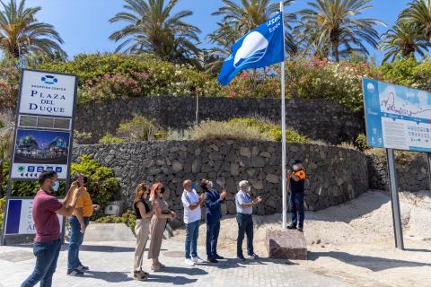 Izado de la bandera azul en la Playa del Duque en Adeje (Tenerife) / CanariasNoticias.es