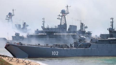 Un grupo de buques de la Flota rusa del mar Negro durante unos ejercicios navales en el polígono Opuk, en Crimea.