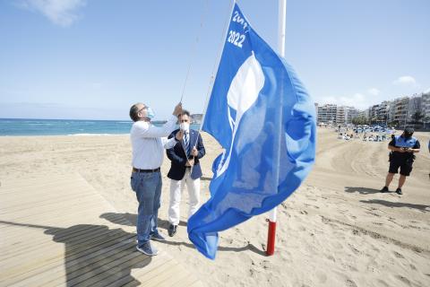 Izado de la Bandera Azul en la playa de Las Canteras en Las Palmas de Gran Canaria/ CanariasNoticias.es