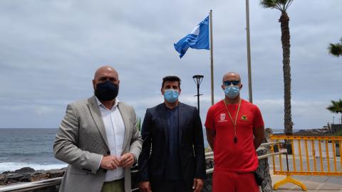 Izado de Bandera Azul en la playa Jardín de Puerto de la Cruz (Tenerife) / CanariasNoticias.es