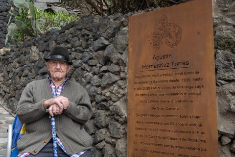 Placa de reconocimiento a "Agustinito" en la entrada al sendero de la Caldera de Bandama / CanariasNoticias.es