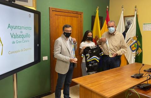 El alcalde de Valsequillo, Francisco Atta recibe a la joven deportista valsequillera Inés Santana / CanariasNoticias.es El alcalde de Valsequillo, Francisco Atta recibe a la joven deportista valsequillera Inés Santana / CanariasNoticias.es