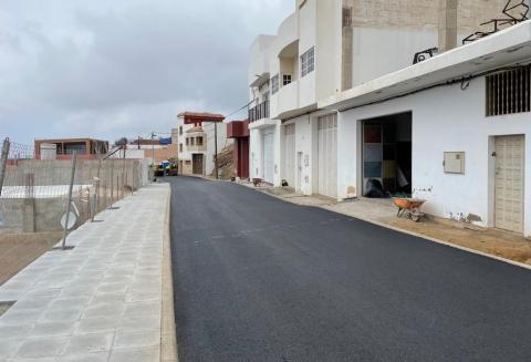Obras de asfaltado de la calle Gil Alonso en Becerril (Gáldar) / CanariasNoticias.es