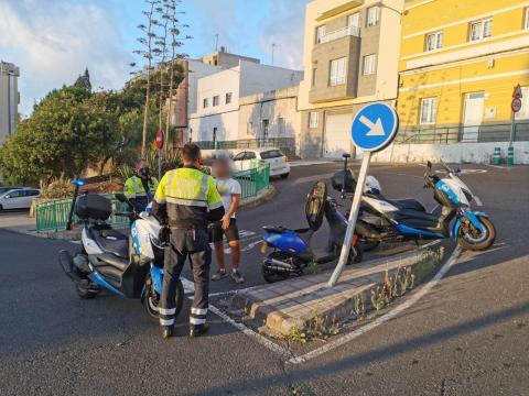 Momento de la detención de la Policía Local de Las Palmas de Gran Canaria / CanariasNoticias.es