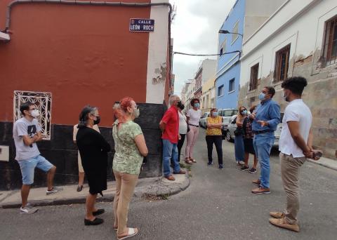 Francis Candil y David Suárez (Coalición Canaria) con los vecinos de San Antonio / CanariasNoticias.es