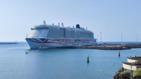 Entrega de metopa al crucero Iona en el Puerto de Arrecife / CanariasNoticias.es Entrega de metopa al crucero Iona en el Puerto de Arrecife / CanariasNoticias.es
