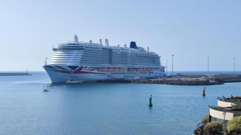 Entrega de metopa al crucero Iona en el Puerto de Arrecife / CanariasNoticias.es