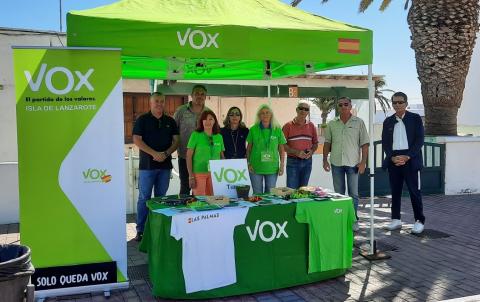 Mesa informativa de VOX en Tías (Lanzarote) / CanariasNoticias.es Mesa informativa de VOX en Tías (Lanzarote) / CanariasNoticias.es