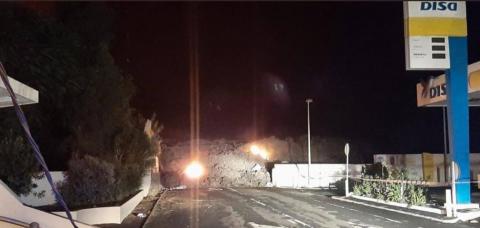 Lava cerca de una gasolinera en el barrio de La Laguna/ canariasnoticias Lava cerca de una gasolinera en el barrio de La Laguna/ canariasnoticias