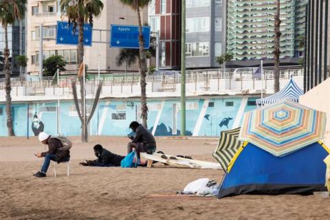 Inmigrantes en la Playa de Las Alcaravaneras/ canariasnoticias Inmigrantes en la Playa de Las Alcaravaneras/ canariasnoticias