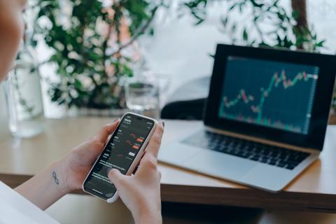 / Mikhail Nilov (Pexels) Riesgos de invertir en Amazon y ¿Dónde hacerlo?