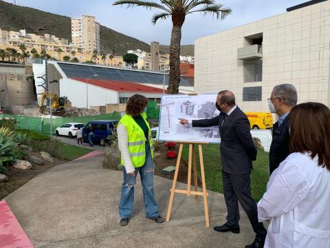 Augusto Hidalgo señalando el punto exacto dónde se romperá el nuevo ascensor Augusto Hidalgo señalando el punto exacto dónde se romperá el nuevo ascensor