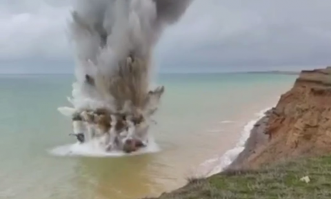 Un proyectil explosivo FAB-500 detona bajo el control de especialistas, Crimea Un proyectil explosivo FAB-500 detona bajo el control de especialistas, Crimea