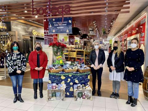 La solidaridad de los clientes de HiperDino lleva productos navideños a La Palma