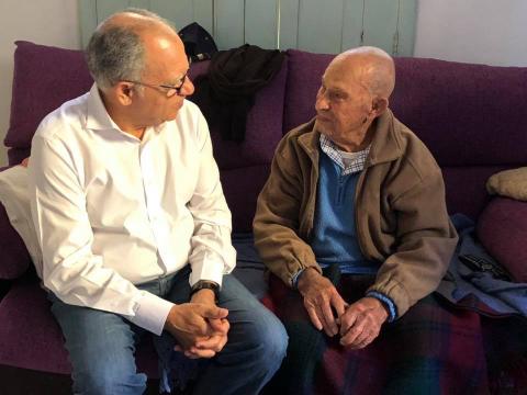 Casimiro Curbelo felicita a Antonio Navarro por su 107 cumpleaños / CanariasNoticias.es Casimiro Curbelo felicita a Antonio Navarro por su 107 cumpleaños / CanariasNoticias.es