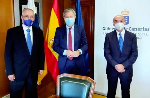 Oscar Izquierdo, presidente de FEPECO con Sebastián Franquis, Consejero de Obras Públicas y Vivienda del Gobierno de Canarias y Isidro Martín, presidente de APEI / CanariasNoticias.es Oscar Izquierdo, presidente de FEPECO con Sebastián Franquis, Consejero de Obras Públicas y Vivienda del Gobierno de Canarias y Isidro Martín, presidente de APEI / CanariasNoticias.es