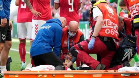 Jugadores de Fútbol, atletas colapsando repentinamente con ataques al corazón: 370 casos en 2021 Jugadores de Fútbol, atletas colapsando repentinamente con ataques al corazón: 370 casos en 2021