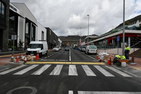 Obras de instalación de semáforos en la zona comercial de Puerto Rico en Mogán / CanariasNoticias.es