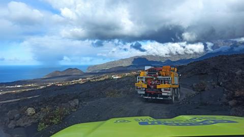 Reparto de agua en la zona afectada por el volcán de La Palma/ canariasnoticias.es Reparto de agua en la zona afectada por el volcán de La Palma/ canariasnoticias.es