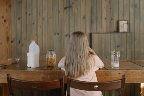 / cottonbro (Pexels) Niña desayunando