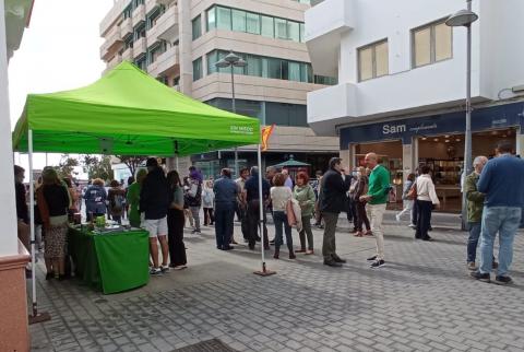 Mesa informativa de VOX en Arrecife/ canariasnoticias.es