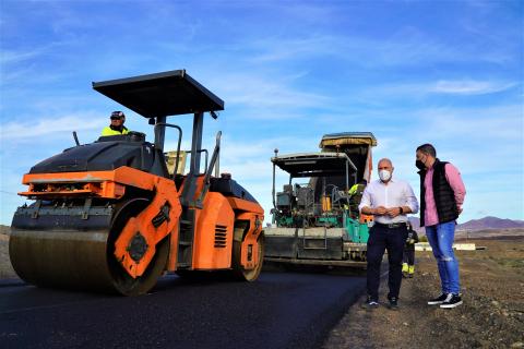 Trabajos de pavimentación en caminos rurales en Tuineje (Fuerteventura) / CanariasNoticias.es