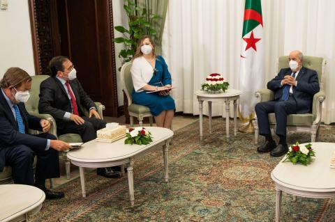 El ministro de Asuntos Exteriores, José Manuel Albares, y el presidente de Argelia, Abdelmayid Tebune, en Argel
