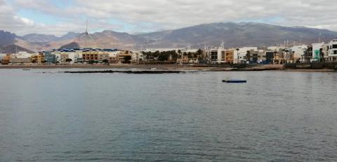 Plataformas flotantes en la playa de Arinaga / CanariasNoticias.es