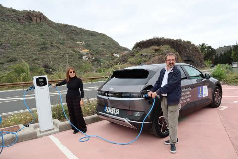 Punto de recarga de vehículos eléctricos en el Jardín Canario (Gran Canaria) / CanariasNoticias.es